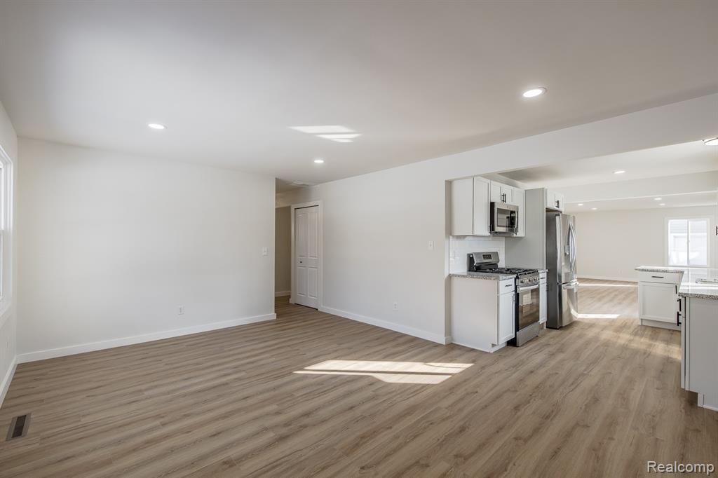 4075 Kempf Street, Waterford, MI 48329 — Photo 5