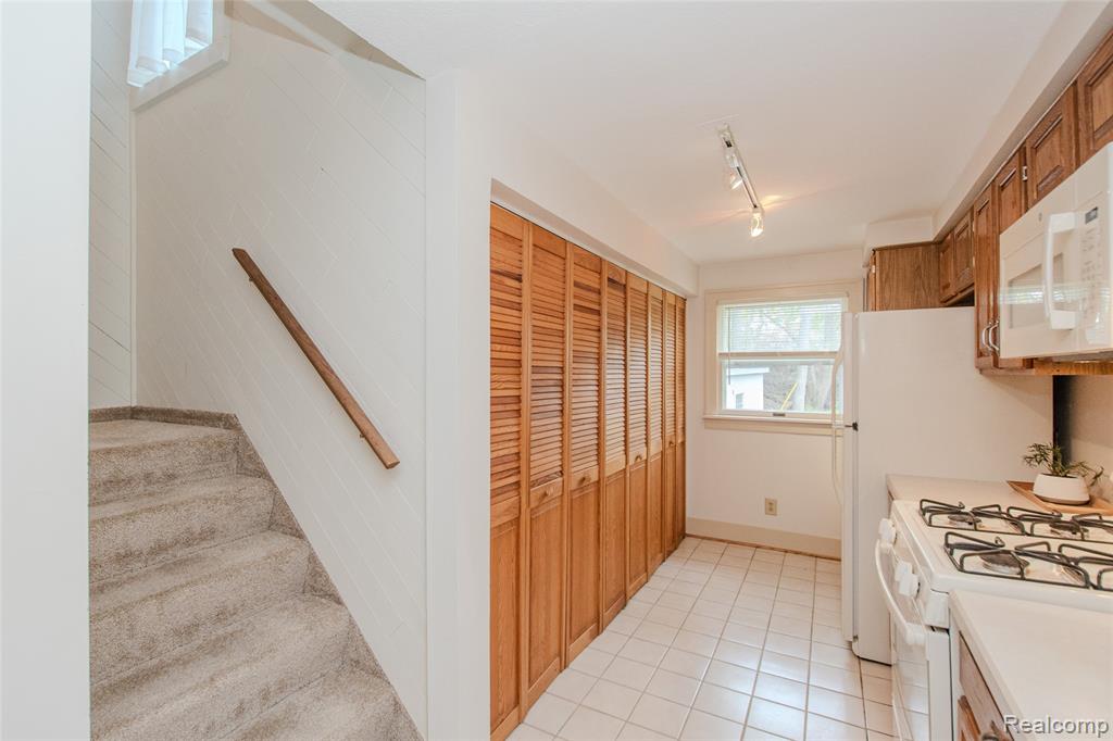 927 N Maple Avenue, Royal Oak, MI 48067 — Photo 40