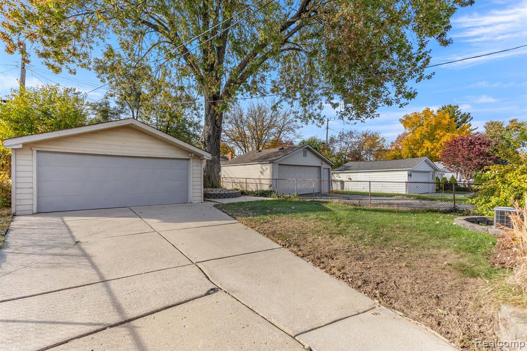 843 MAYBURN Street, Dearborn, MI 48128 — Photo 32