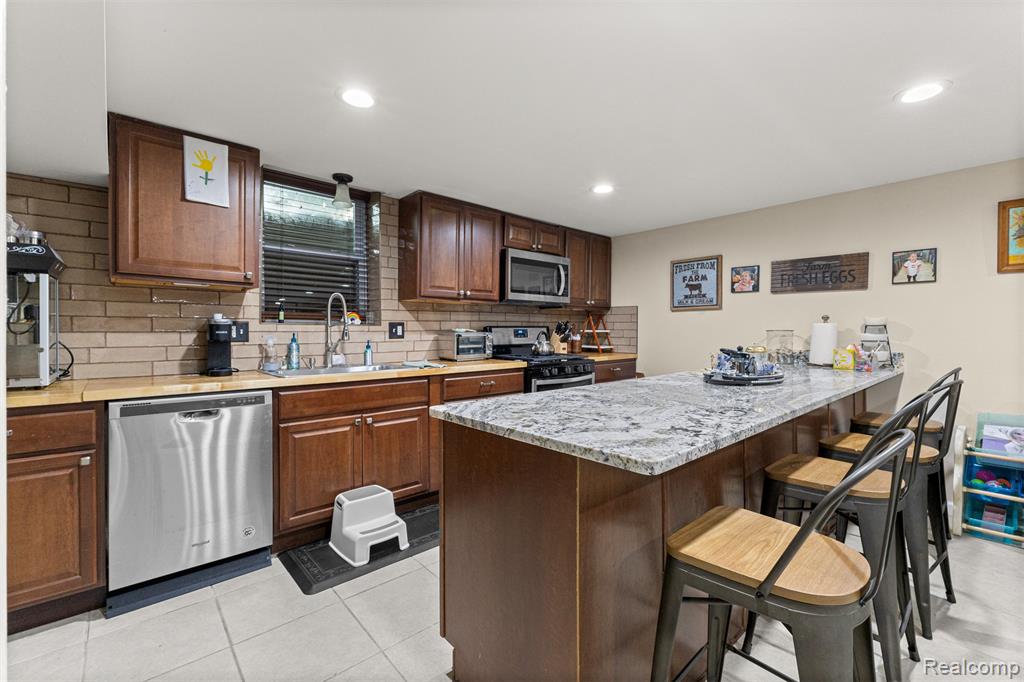 8570 Rockland Street, Dearborn Heights, MI 48127 — Photo 31