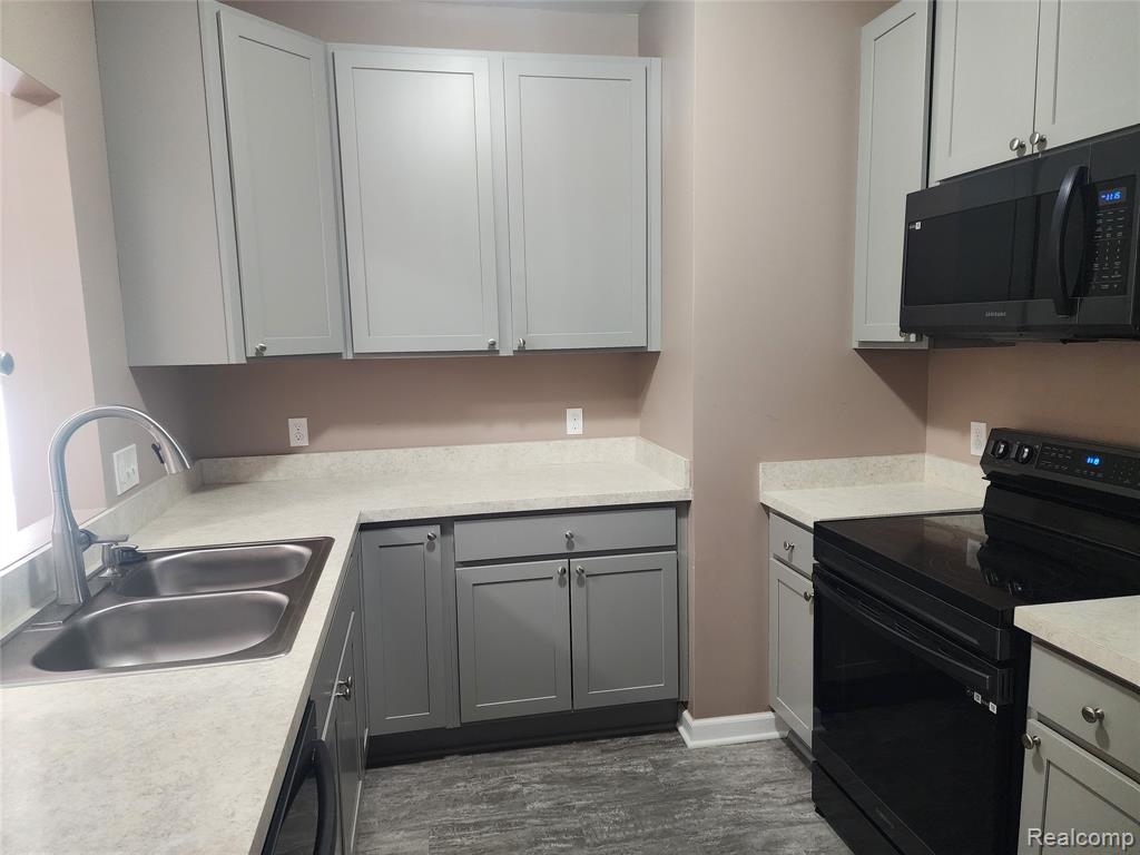 18106 Addington Drive, Commerce Twp, MI 48390 — Photo 9