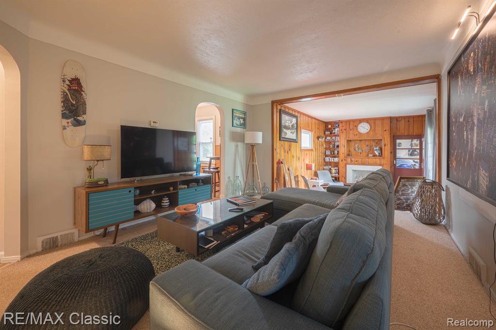 406 COMMON Street, Walled Lake, MI 48390 — Photo 18
