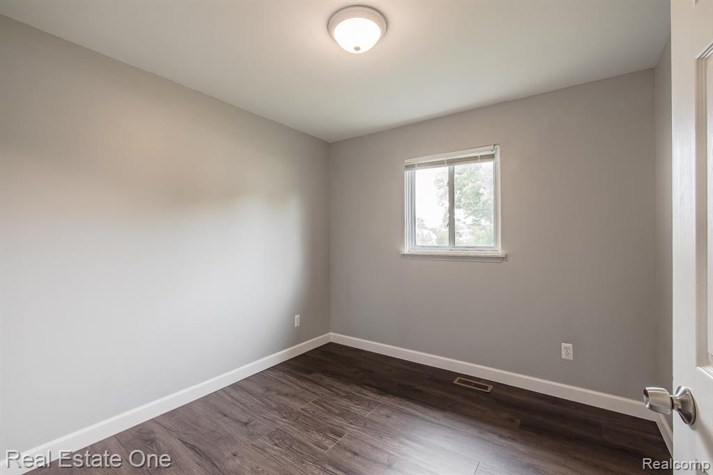 40026 Kristen Drive, Sterling Heights, MI 48310 — Photo 21