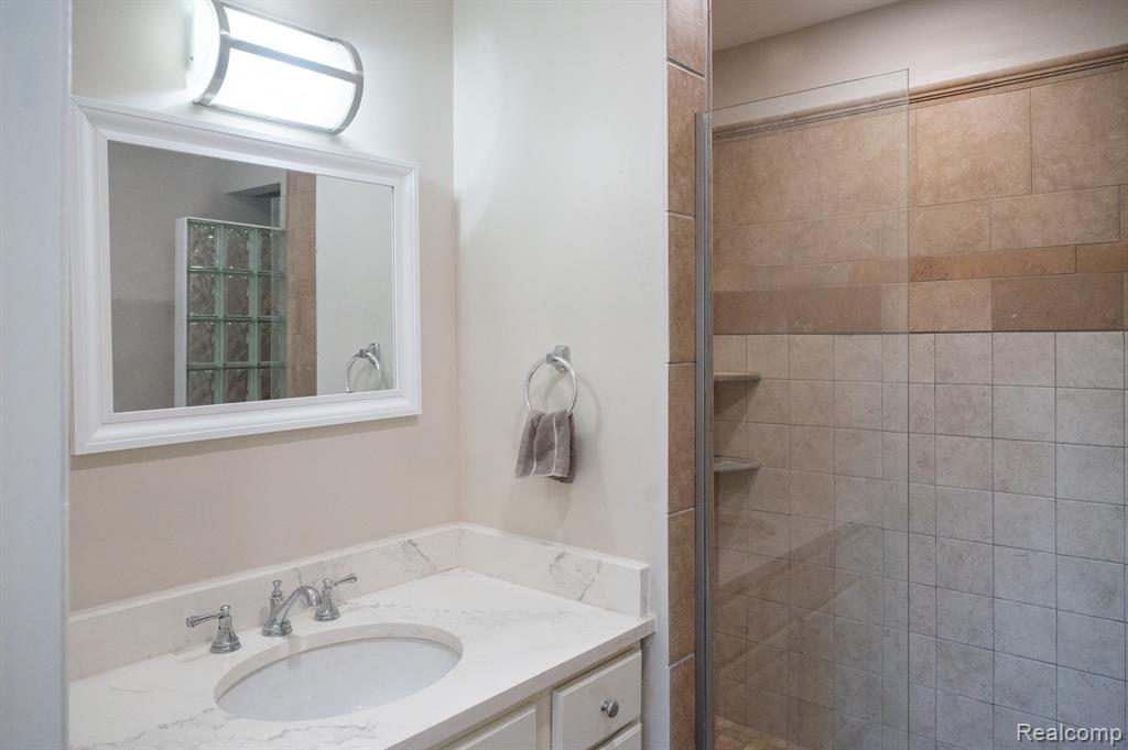 375 Lamothe Drive, Waterford, MI 48327 — Photo 16