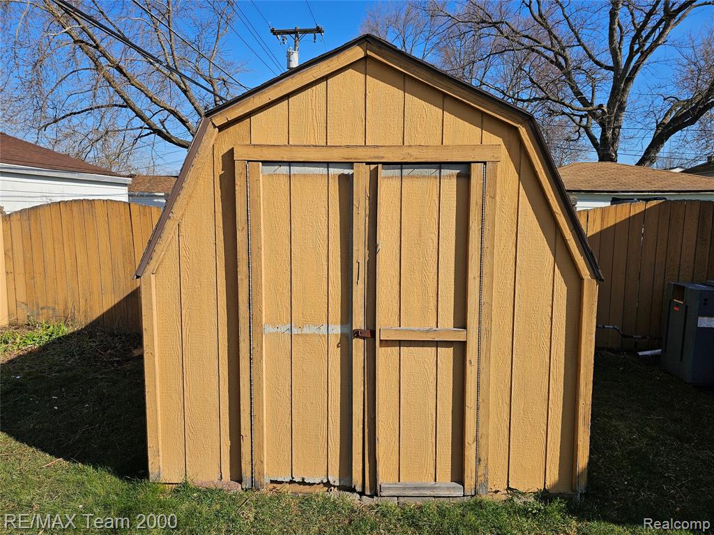 8035 Donna Street, Westland, MI — Photo 10