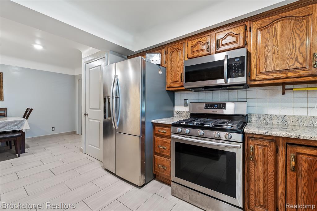 6921 Robindale Avenue, Dearborn Heights, MI 48127 — Photo 15