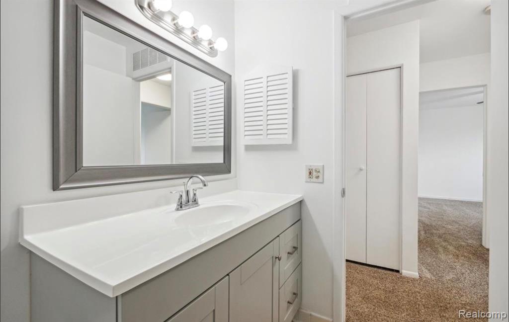 641 E Fox Hills Drive, Bloomfield Hills, MI 48304 — Photo 15