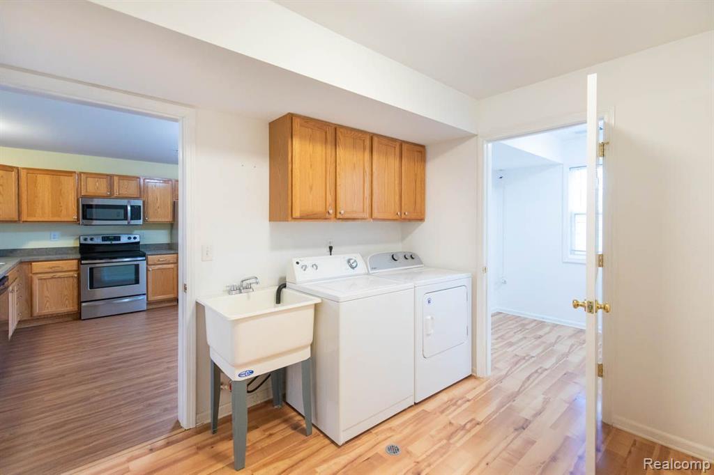 28460 CARLTON WAY Drive, Novi, MI 48377 — Photo 32
