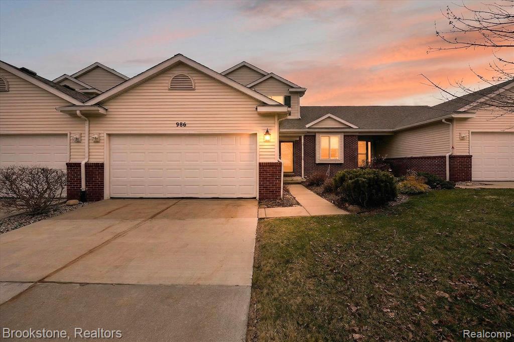 986 Spirea, 44, Howell, MI 48843 — front exterior