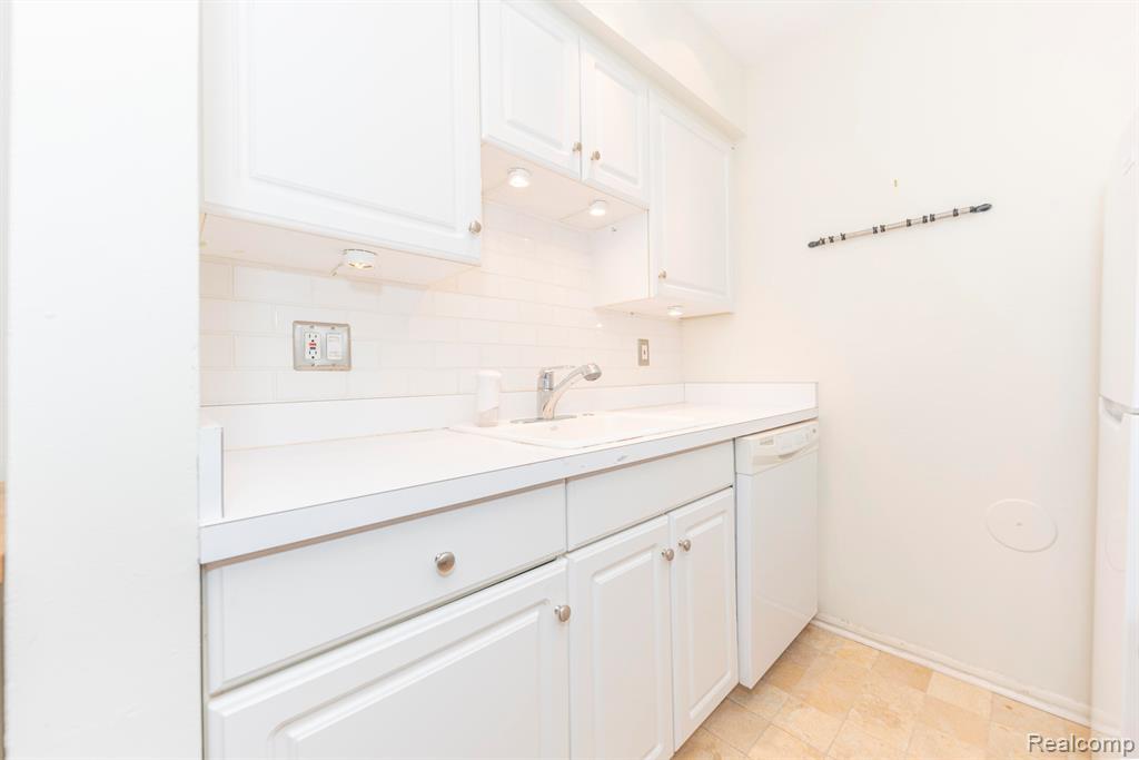 517 Longshore Dr, Ann Arbor, MI 48105 — Photo 12