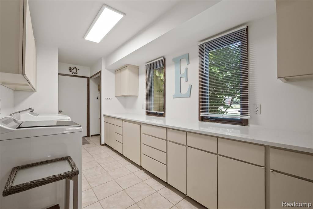 5863 Seville Circle, Orchard Lake Village, MI 48324 — Photo 29