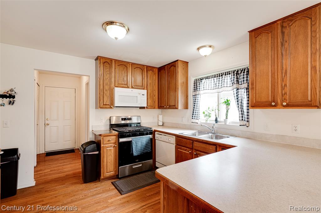 5958 Lochmore Drive, Commerce Twp, MI 48382 — Photo 38