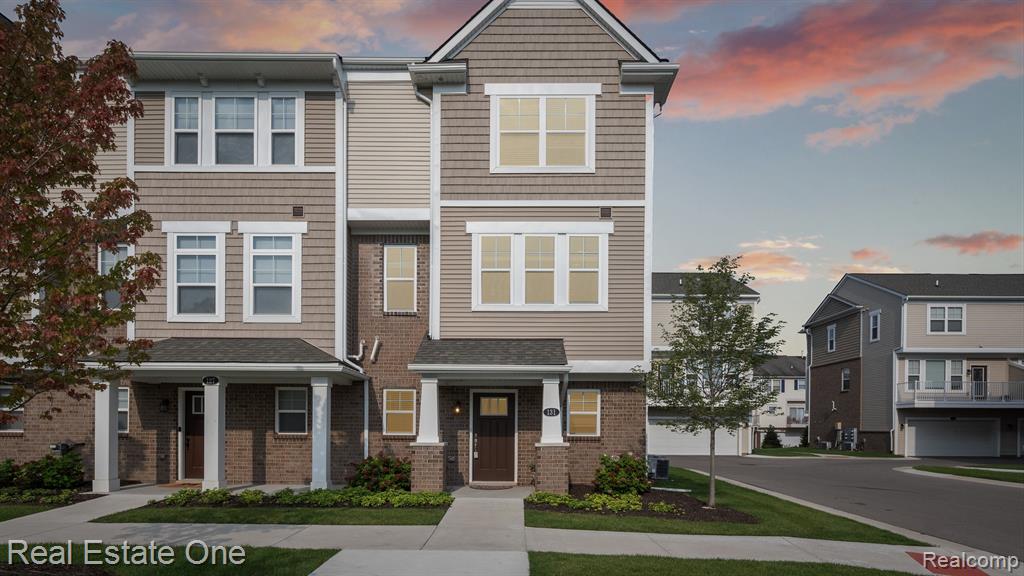 131 MONUMENT Lane, Wixom, MI 48393 — Photo 2