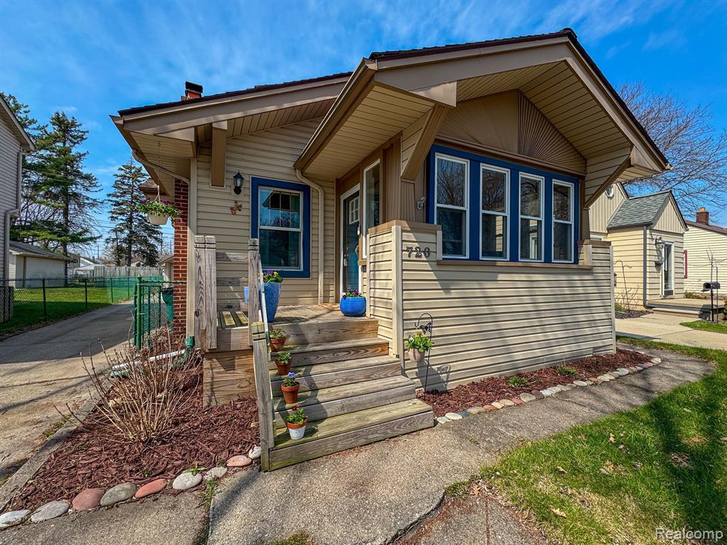 720 S DORCHESTER Avenue, Royal Oak, MI 48067 — Photo 2