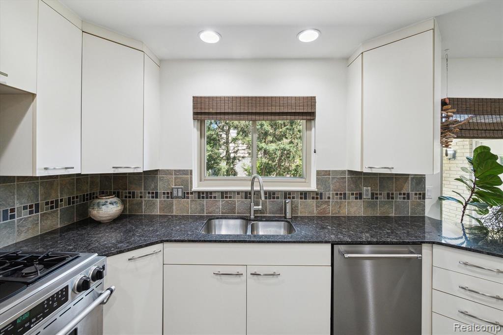 427 Rolling Green Circle S, Rochester Hills, MI 48309 — Photo 12