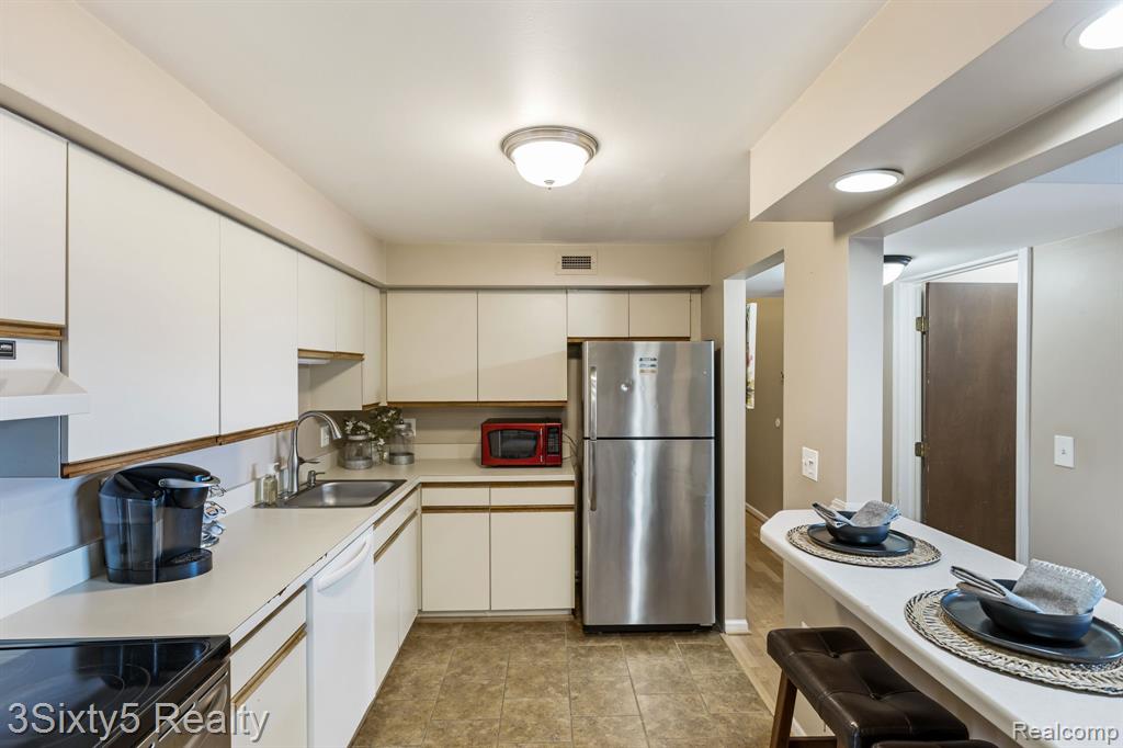 2465 RIVERSIDE Drive, 312, Trenton, MI 48183 — Photo 9