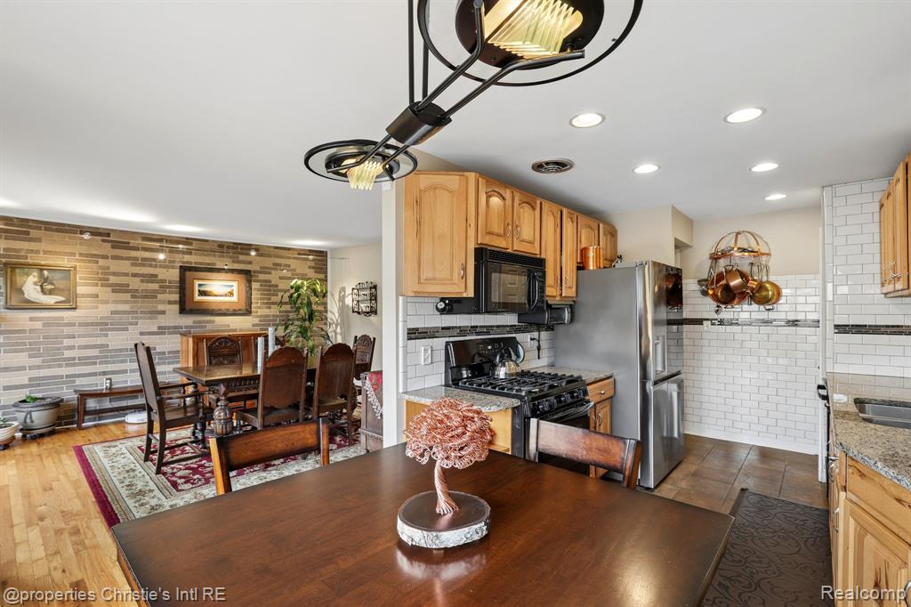 1927 Pembridge, Detroit, MI 48207 — Photo 19