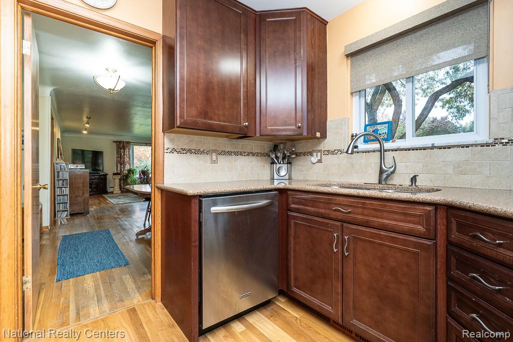 837 Dakota, Rochester Hills, MI 48307 — Photo 11