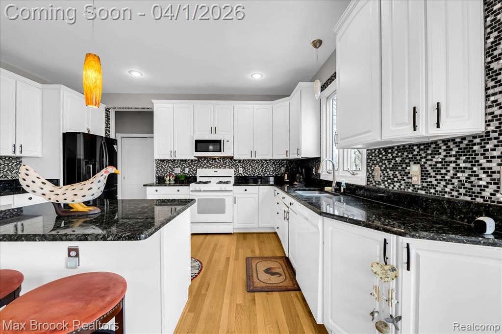 3370 Sutton Lane, Commerce Twp, MI 48390 — Photo 12