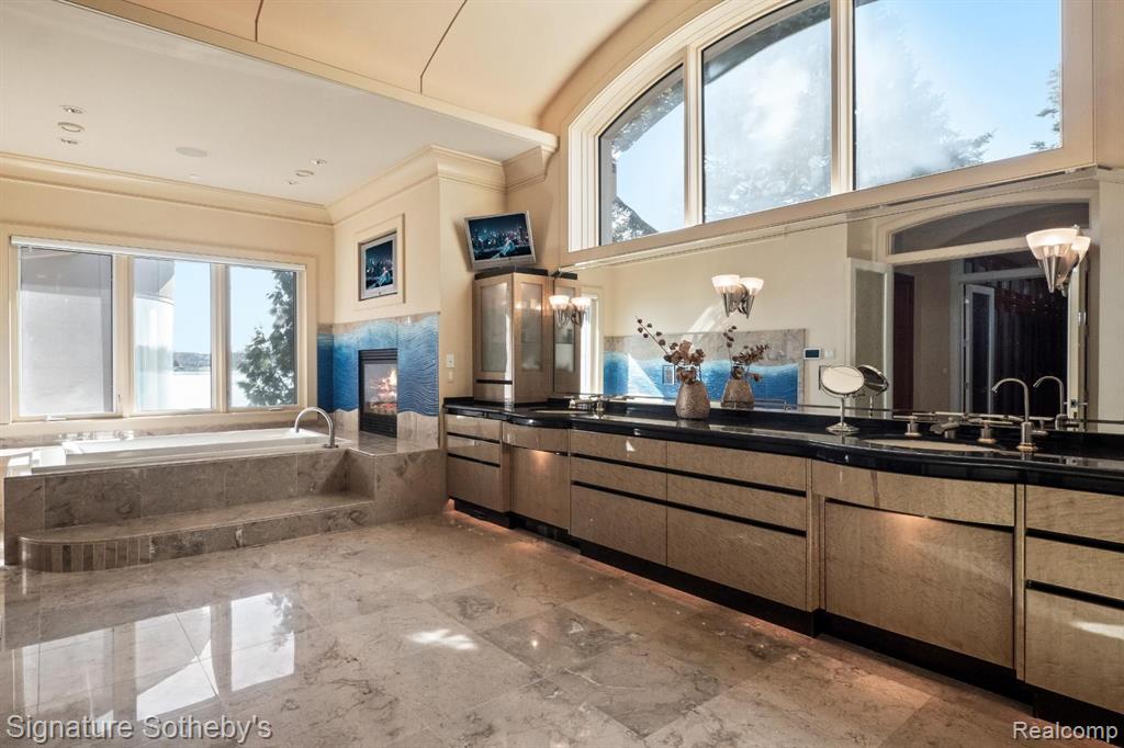 82 CHATEAUX DU LAC, Fenton, MI 48430 — Photo 26