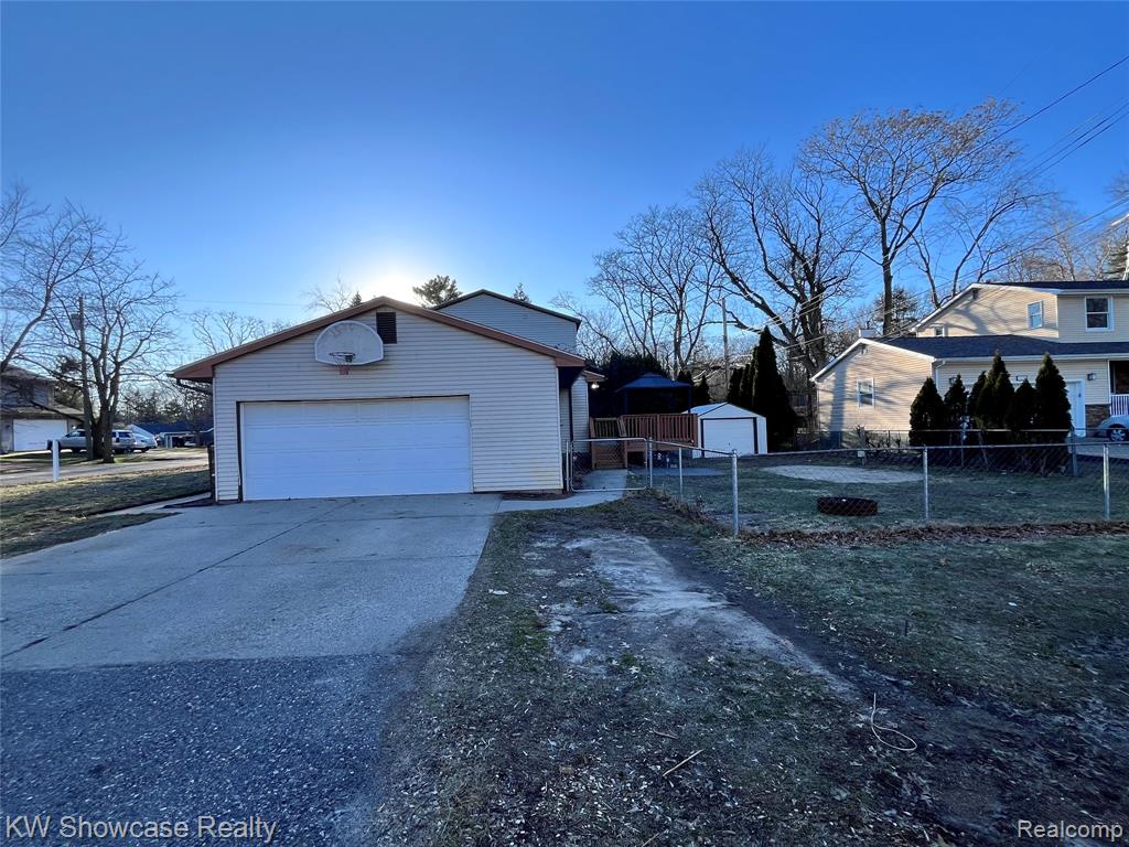 2034 E Nalone, Wixom, MI 48393 — Photo 41