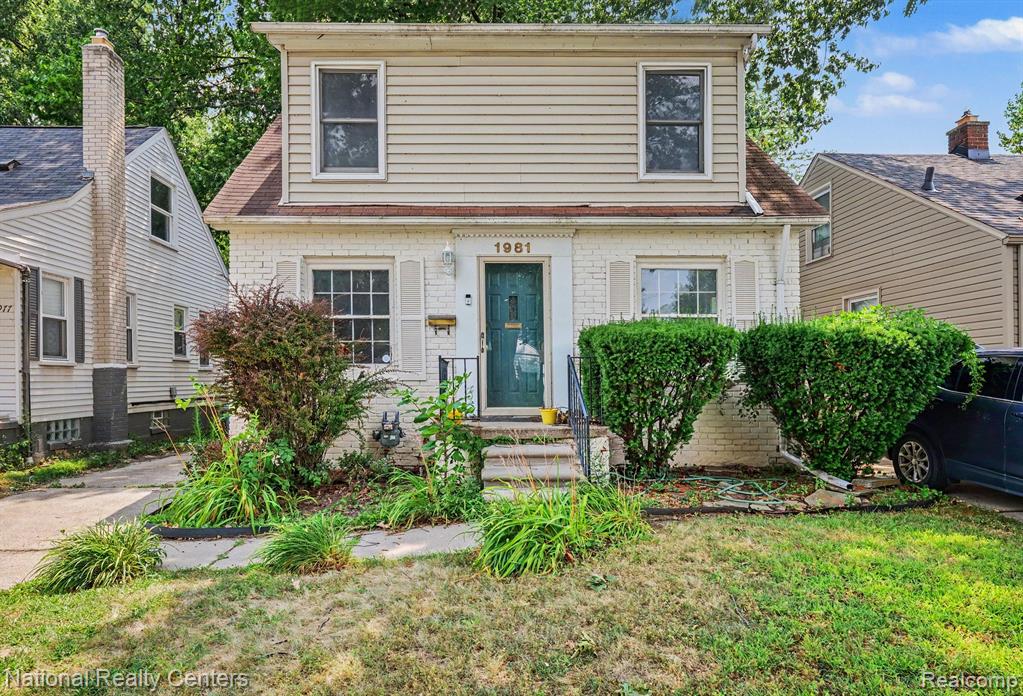1981 Roslyn Road, Grosse Pointe Woods, MI 48236