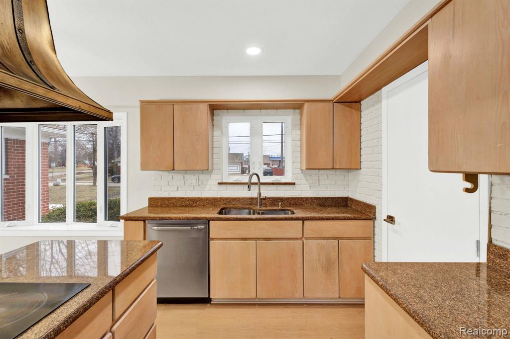 915 James K Boulevard, Pontiac, MI 48341 — Photo 17