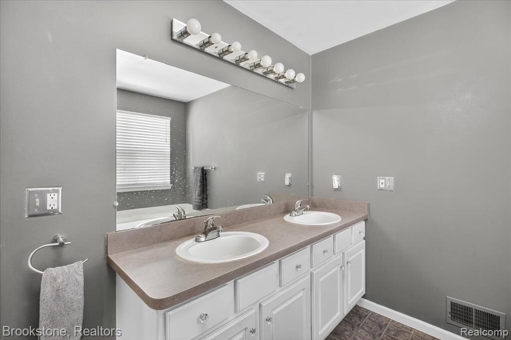 4954 Spring Meadow Dr, Clarkston, MI 48348 — Photo 18