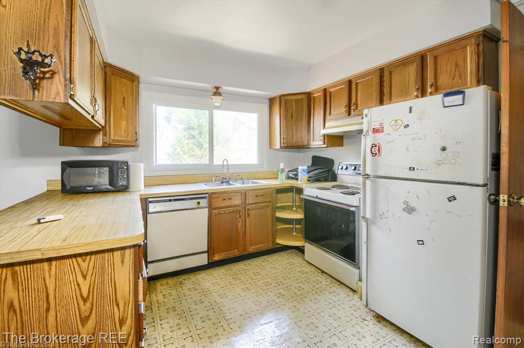688 UPHILL Road, Milford, MI 48381 — Photo 24