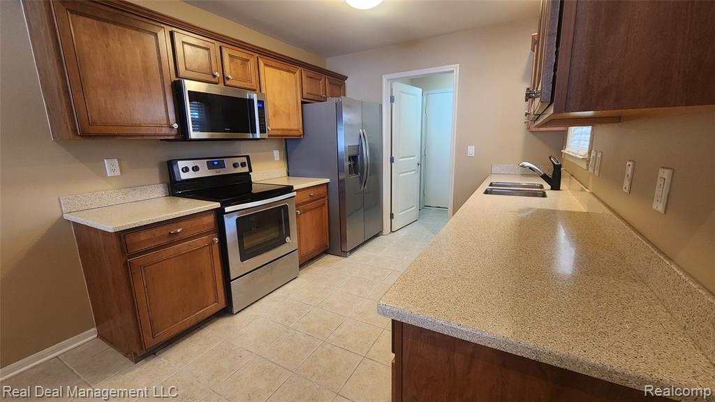 6146 Lone Oak Circle, Grand Blanc, MI 48439 — Photo 7