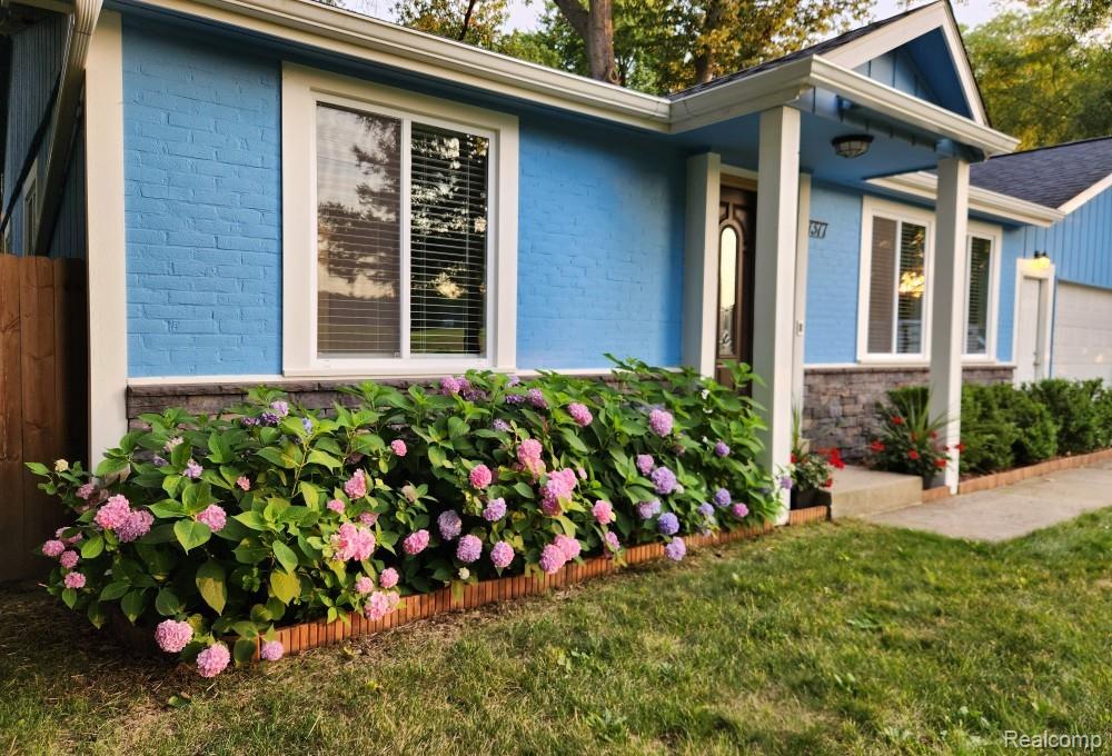 7377 Cooley Lake Road, West Bloomfield, MI 48324 — Photo 10