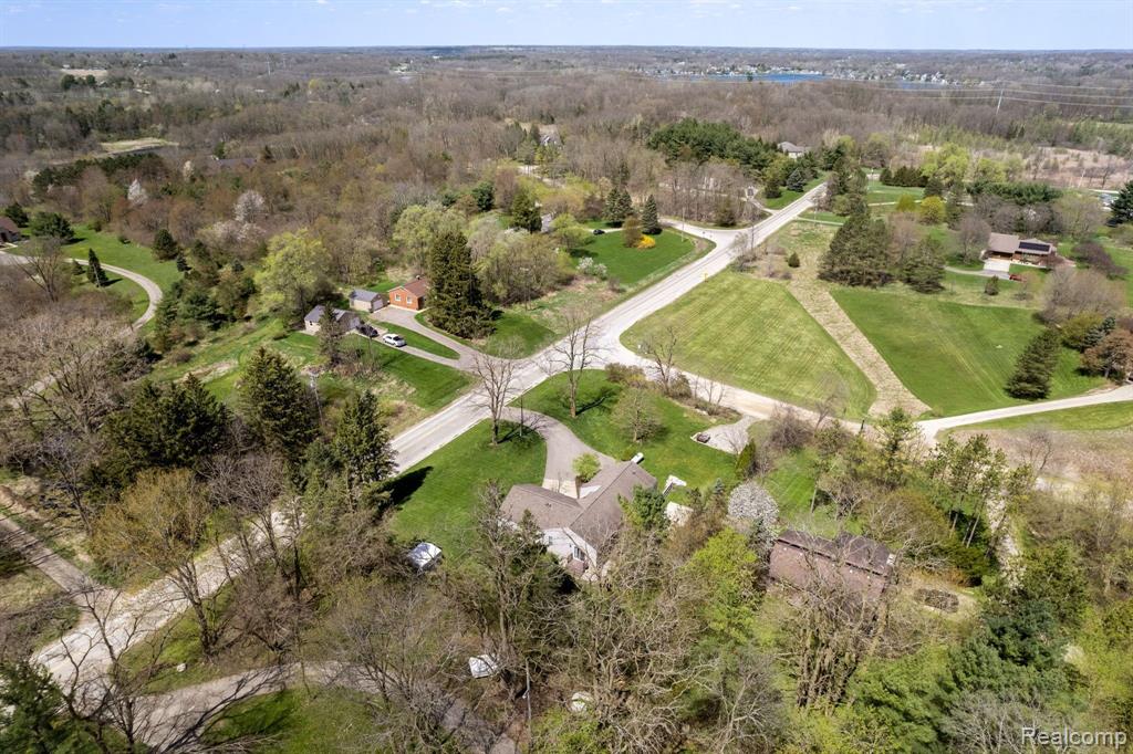 9248 HARTLAND Road, Fenton, MI 48430 — Photo 36