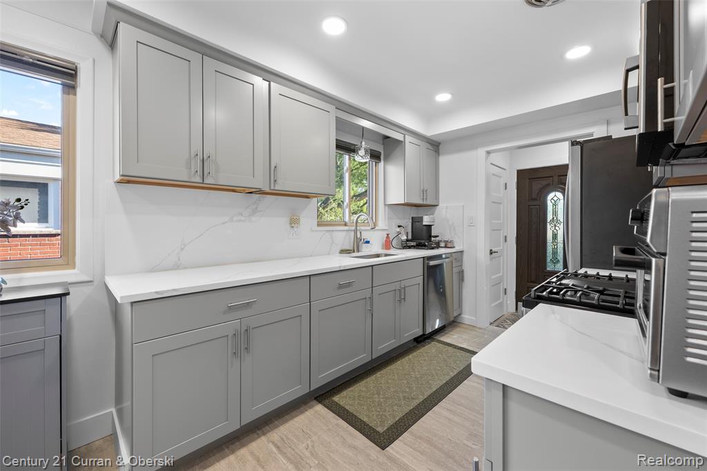 4008 Katherine Street, Dearborn Heights, MI 48125 — Photo 10