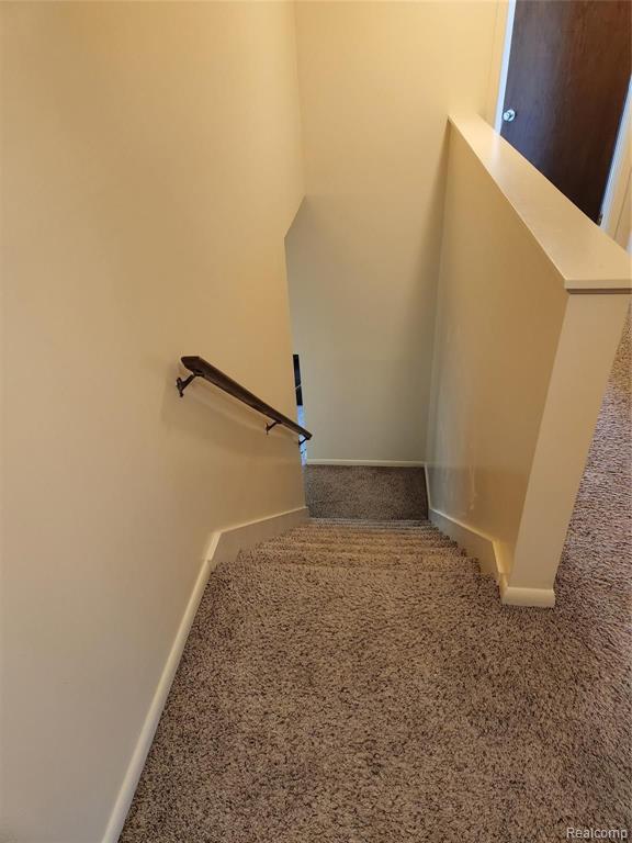 6186 KINGS CROWN Road, Grand Blanc, MI 48439 — Photo 17
