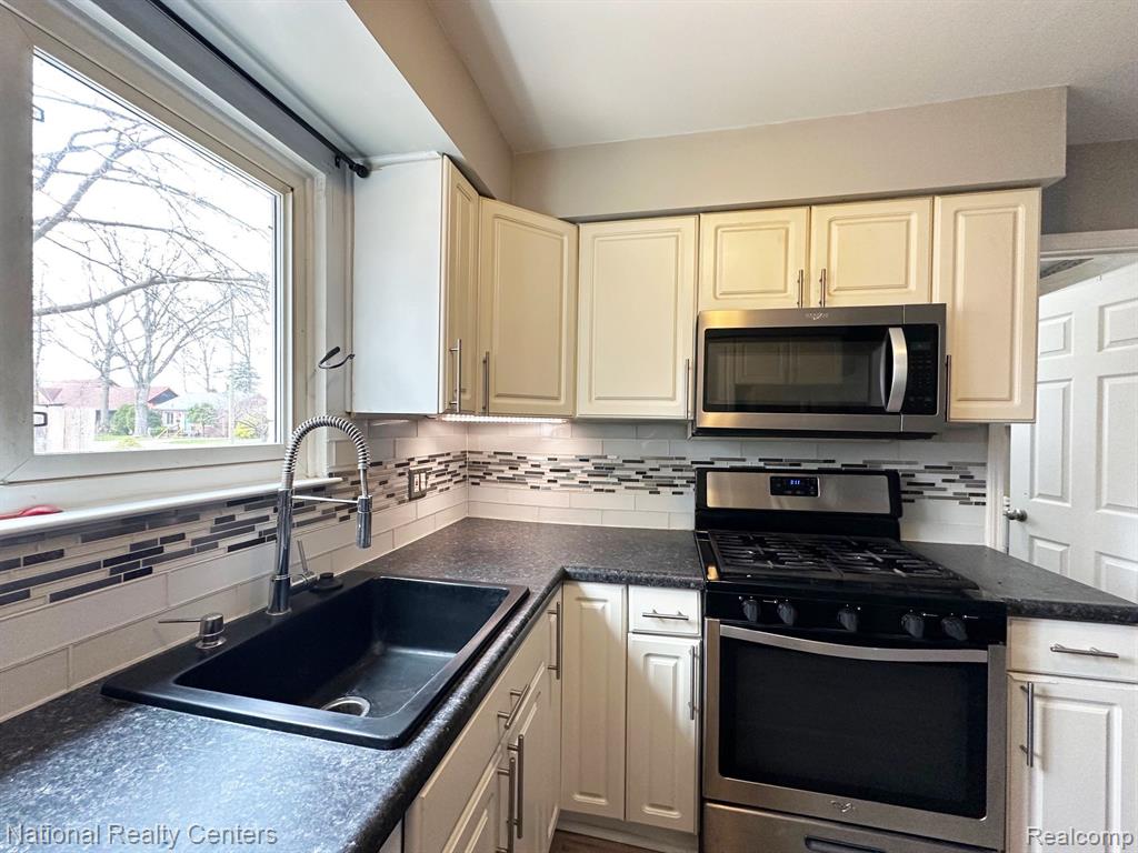 829 W PARKER Avenue, Madison Heights, MI 48071 — Photo 10