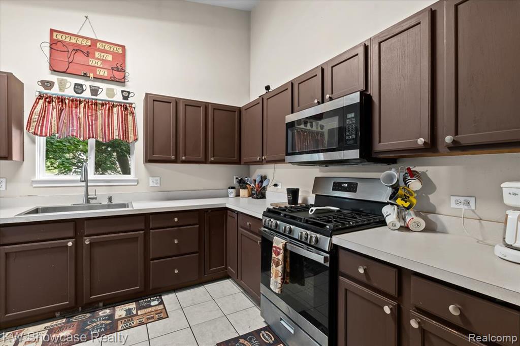 4665 Lakeborn Drive, White Lake, MI 48383 — Photo 11