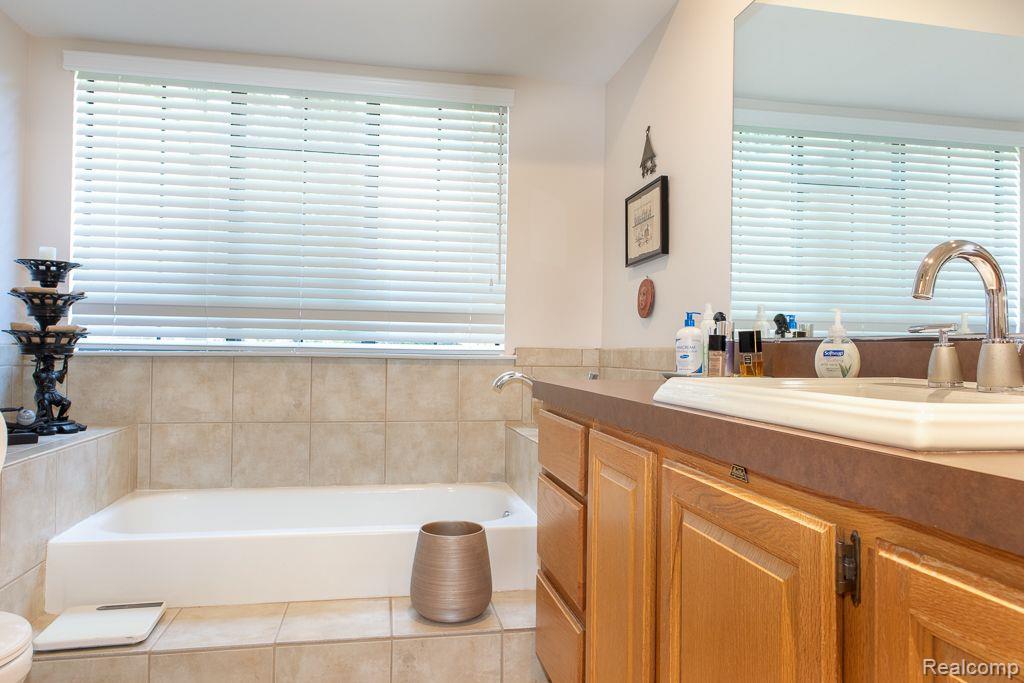 37284 BRENTWOOD Circle, Farmington Hills, MI 48331 — Photo 20