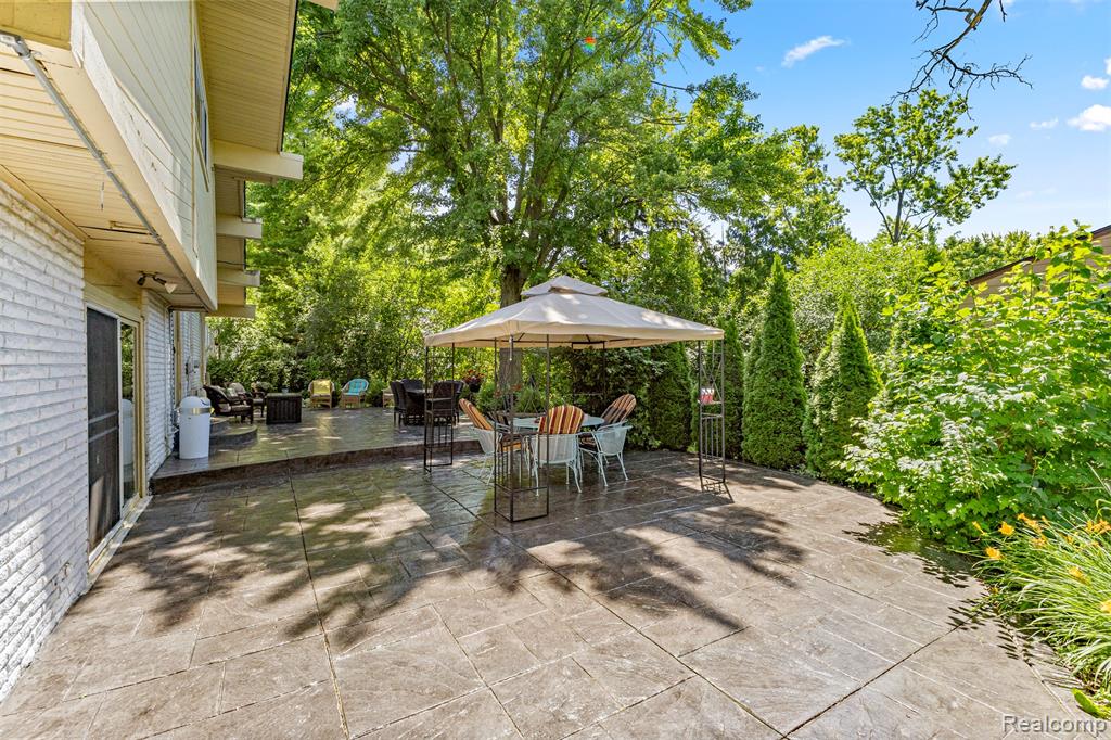 5589 Pembury, West Bloomfield, MI — Photo 52
