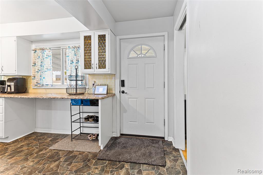 23020 Farmington Road, Farmington, MI 48336 — Photo 2