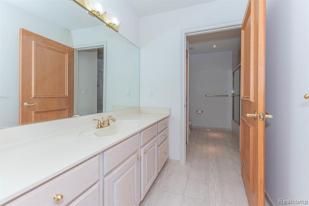 5003 HICKORY POINTE Drive, Orchard Lake Village, MI 48323 — Photo 60