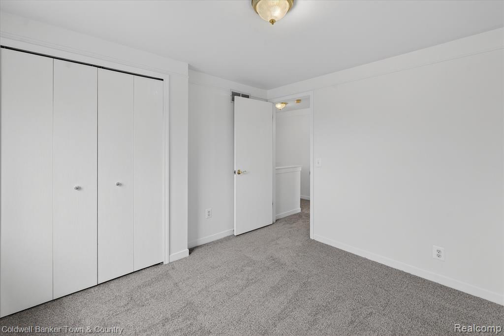 8895 Knolson Avenue, Livonia, MI 48150 — Photo 33