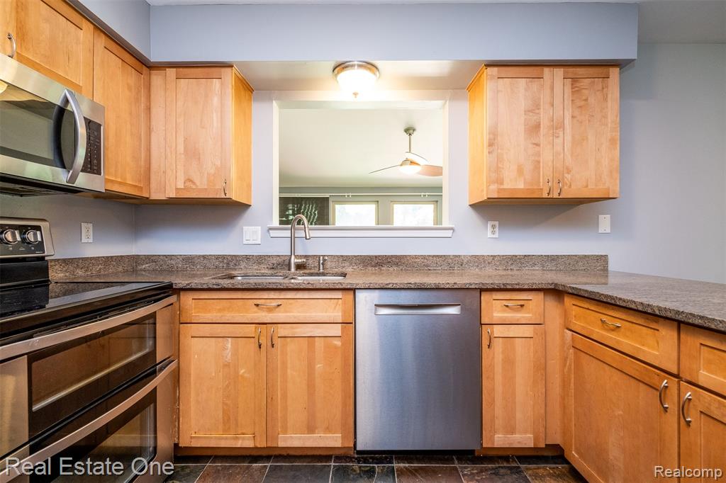 4079 Cumberland Court, Commerce Twp, MI 48390 — Photo 15
