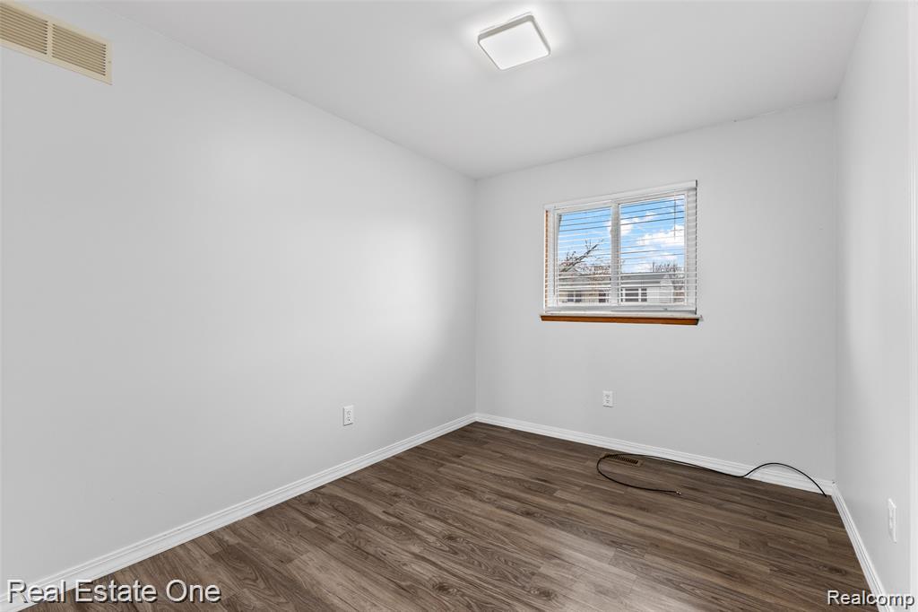 8456 Robindale Street, Dearborn Heights, MI 48127 — Photo 11