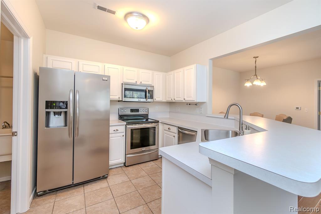 8106 CHESAPEAKE Circle, Walled Lake, MI 48390 — Photo 16