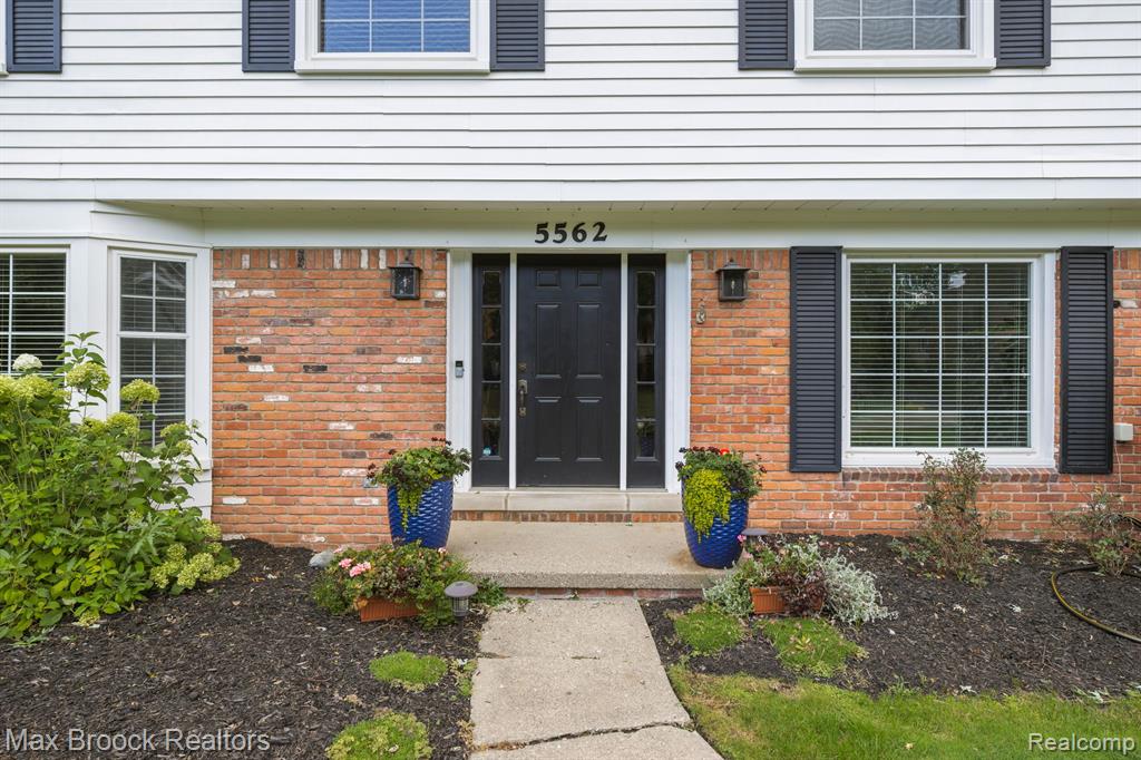 5562 PEBBLESHIRE Road, Bloomfield Hills, MI 48301 — Photo 2