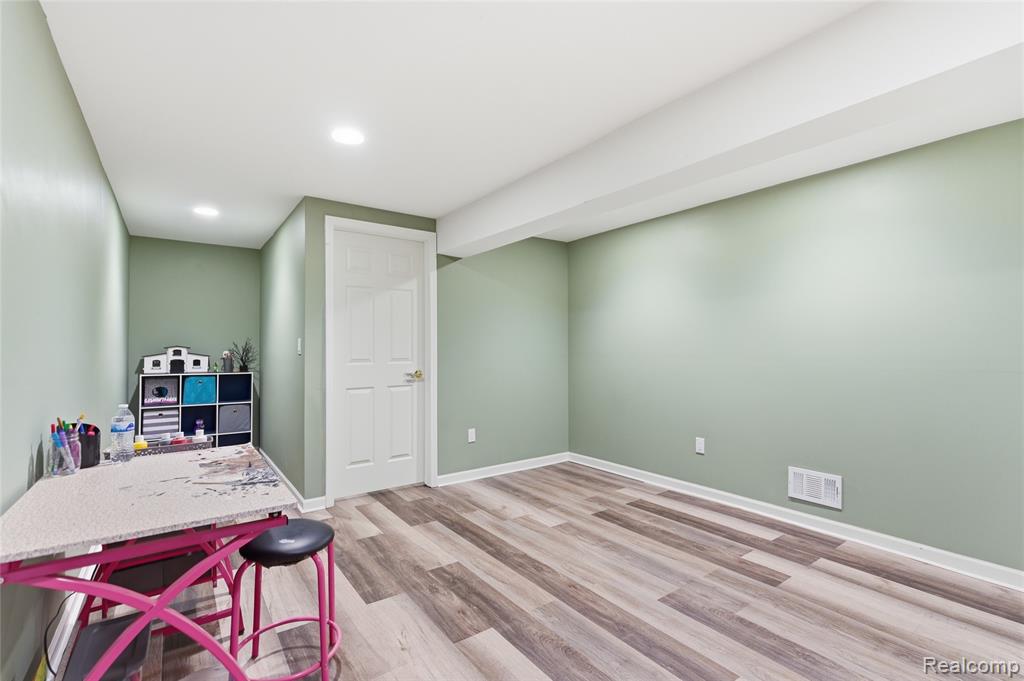 7095 Elmwood Drive, Grand Blanc, MI 48439 — Photo 42