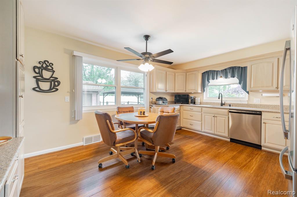 7912 COVENTRY Avenue, Grosse Ile, MI 48138 — Photo 10