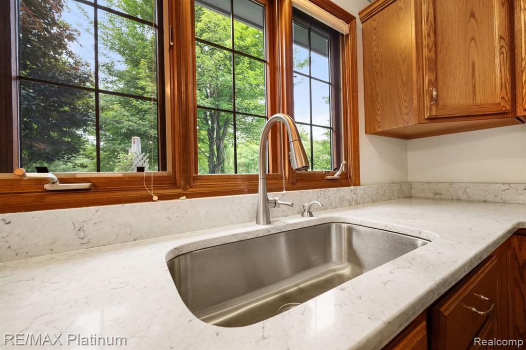 12902 Autumn Ridge Court, Milford, MI 48380 — Photo 16