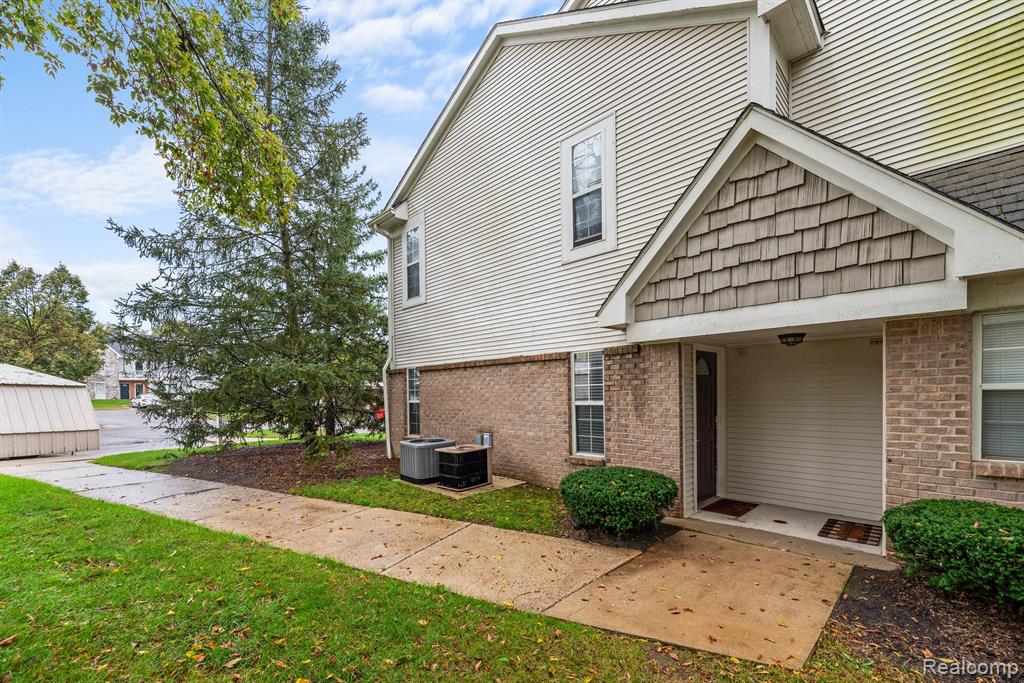 217 OAKBROOKE Drive, 2, South Lyon, MI 48178 — Photo 3