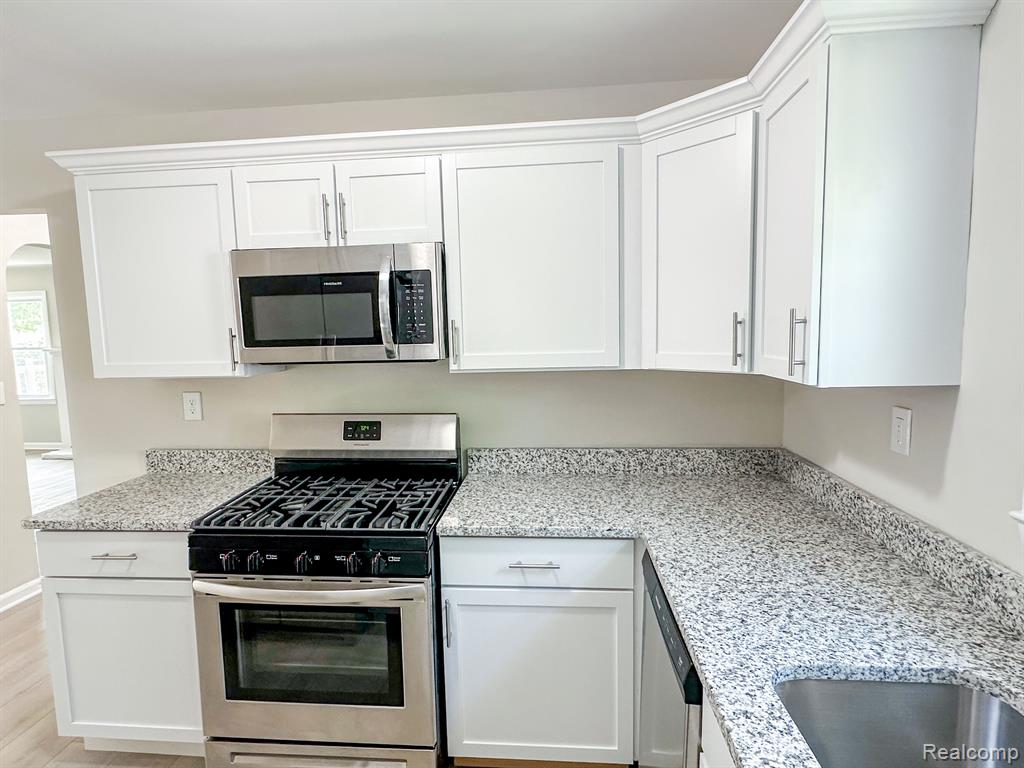 4013 CHENLOT Lane, Waterford, MI 48328 — Photo 10